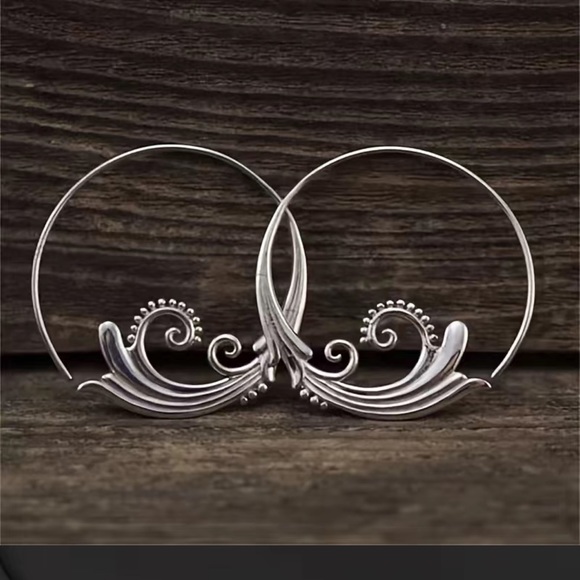 boutique. Jewelry - Exquisite Silver Hoop Embellished With Delicate Carved Leaf Vintage Hoops
